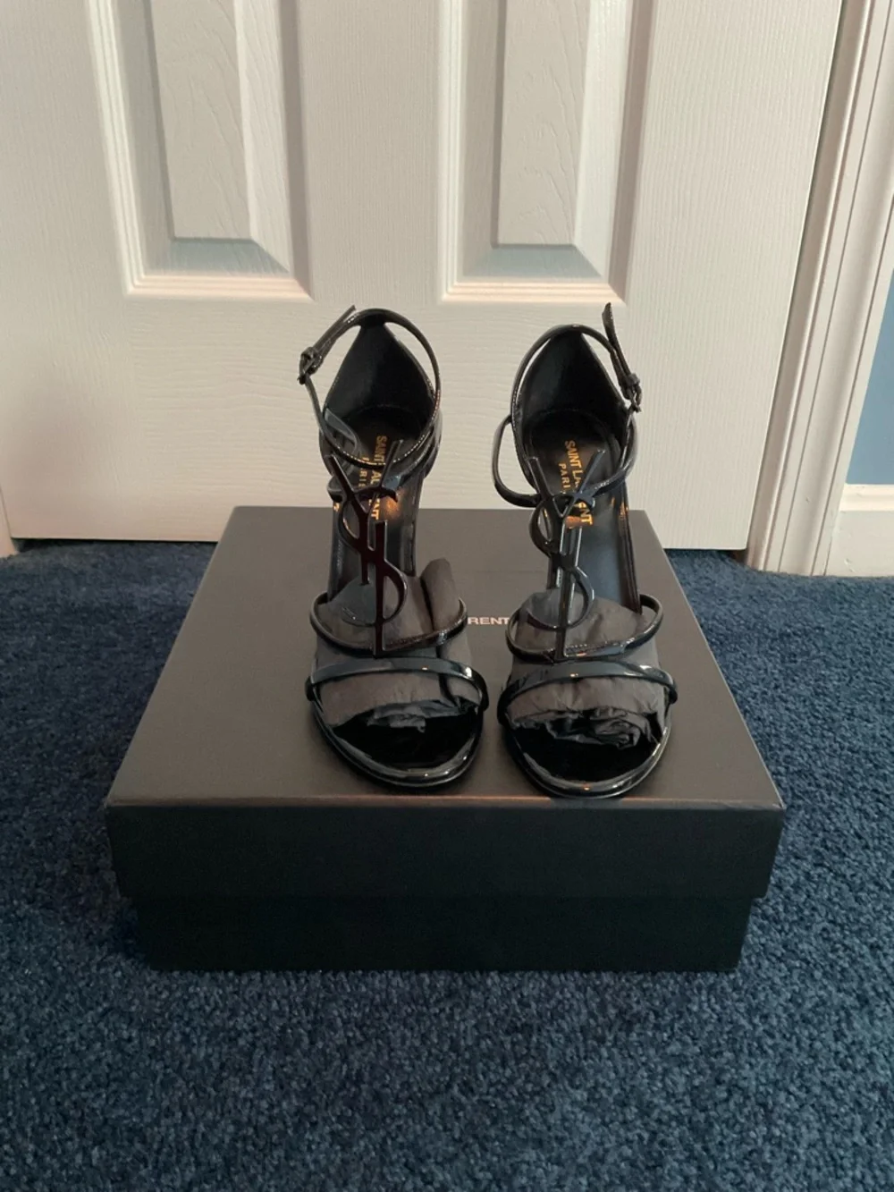 Saint Laurent Cassandra Black Patent YSL Logo T-Strap Sandals - Picture 2 of 7